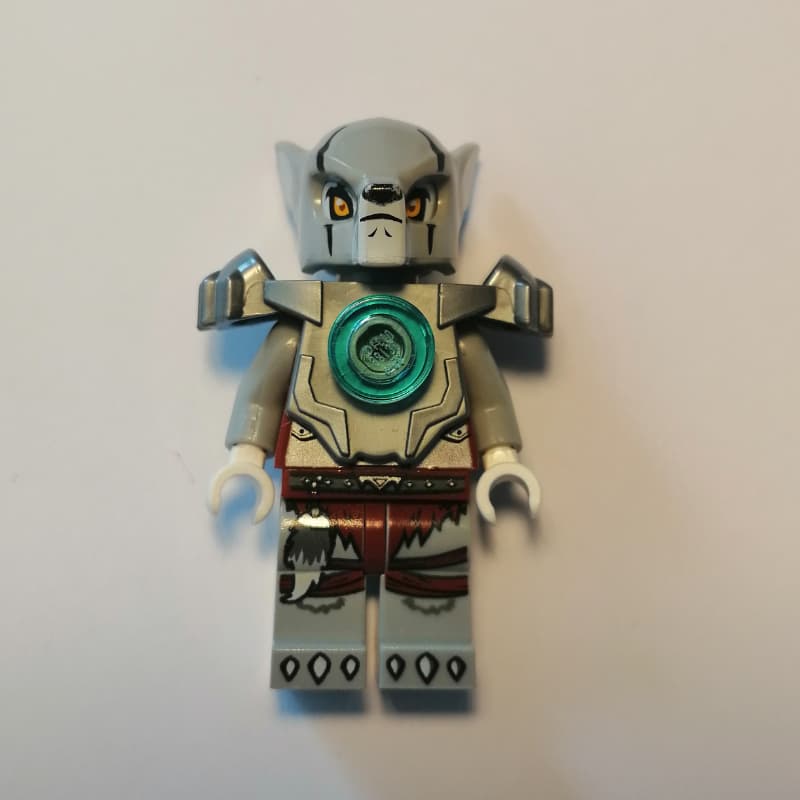 Worriz with Flat Silver Large Shoulder Armor